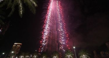 (ВИДЕО-ФОТО) ЗАПАЛЕНИ 4000 СВЕТИЛКИ: Нова година во Дубаи прославена и покрај пожарот!