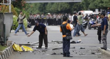 (ВИДЕО) МРТВИ ТЕЛА НА УЛИЦИТЕ, НАПАДНАТА ПОЛИЦИСКА СТАНИЦА: Бомбашки напад во Џакарта!