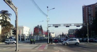 ДВА ПРОТЕСТИ ВО СКОПЈЕ: „Бегајте“ од улиците во Центар и Влада-ќе заглавите!