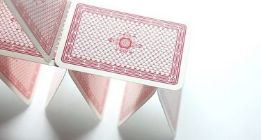 УНИВЕРЗИТЕТИ КАКО КУЛИ ОД КАРТИ: Што добиваме од инфлацијата на факултетски дипломи?