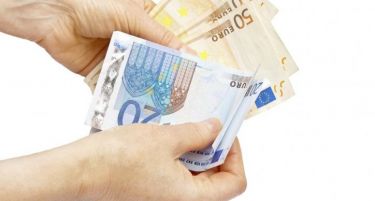 АДМИНИСТРАТИВЦИТЕ СЕ БОГАТАТ, НАРОДОТ ПРЕЖИВУВА: Доволна е или не, просечната плата?