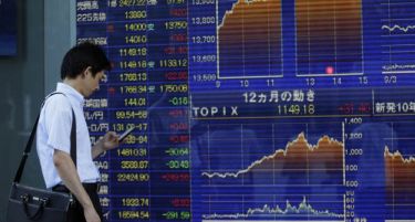 Акциите пак паѓаат, нафтата повторно поевтини