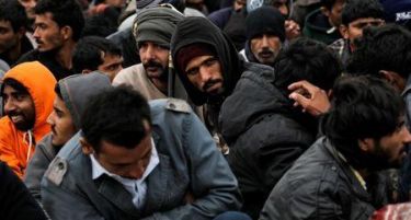 Мигрантите искршија полициско комбе во Идомени