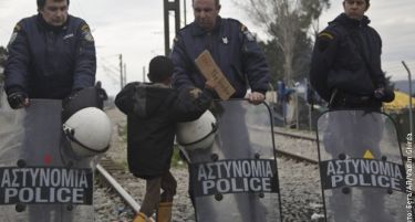 Мигранти од Идомени тргнаа кон Македонија-бараат спас и дупки во оградите!