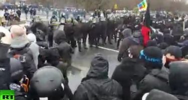 (ВИДЕО) ГЕНЕРАЛЕН ШТРАЈК ВО ФРАНЦИЈА: Полицијата со солзавец го разбива протестот во Париз!