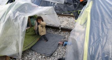 Грција испрати автобуси по бегалците во Идомени