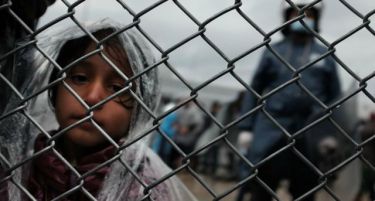 Околу 14 000 бегалци заглавени на границата со Македонија