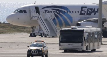 (ВИДЕО-ФОТО) ДРАМА ВО КИПАР: Египќанец киднапирал авион со патници, бара азил во таа земја!