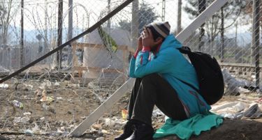 ТРГНАА ПО НОВА РУТА: Сириските бегалци стигнаа на грчко-албанската граница!