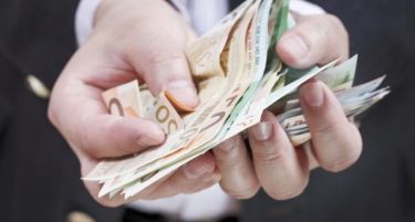 Која е единствена земја која користи дури 9 валути ?