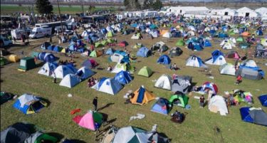 ГРЦИЈА ПОПУШТА: За две недели Идомени ќе биде празен-каде ќе ги носат бегалците?