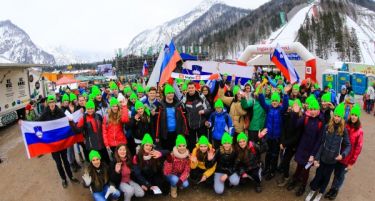 Повеќе од 3.500 млади луѓе ги бодреа најдобрите ски скокачи во светот