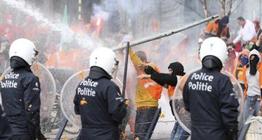 БРИСЕЛ: Неонацисти прават нереди на улиците, полицијата возвраќа со водени топови
