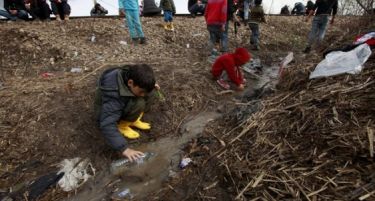 Напнато на Табановце: бегалците заглавени во кал