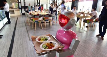 Сопственик на ресторан вработил роботи за да заштеди