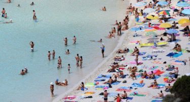 КАКО ПРОДАВАЧИ НА СУВЕНИРИ: Терористи планираат напади на европски плажи