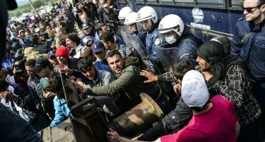 Повторно тензии во Идомени, мигрантите ја кинат оградата
