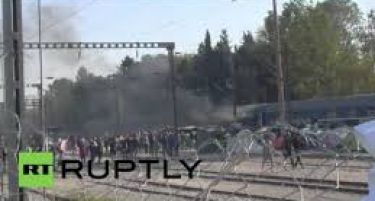ВИДЕО: Мигрантите во Идомени запалија воз кој им служел за преноќување