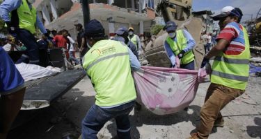 (ВИДЕО) ЦЕЛИ ГРАДОВИ СРАМНЕТИ СО ЗЕМЈА: 272 загинати во земјотресот во Еквадор!