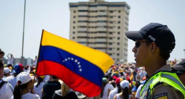 ТЕНЗИЧНО ВО ВЕНЕЦУЕЛА: Гуаидо и Мадуро во судир за поддршка на армијата