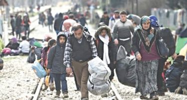 Бегалците ги тргнаа шаторите од пругата кај Идомени