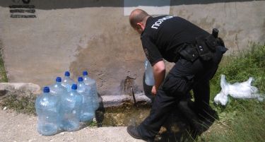 По вода на селски чешми: Како се снаоѓа македонската полиција на северната граница! (Фото)