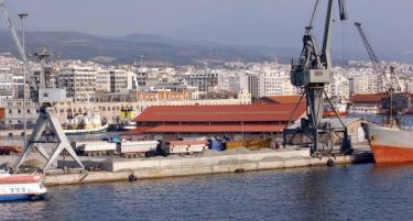 Грчките пристанишни работници на штрајк заради продажба на најголемите пристаништа