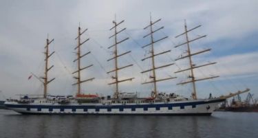 Најголемиот брод за едрење во светот пристигна во Варна