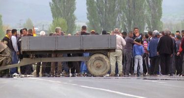 Сточарите револтирани поради „јазлеста кожа“ блокираа патишта во истокот