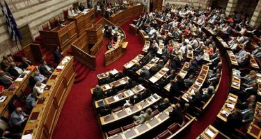 Грчкиот парламент ги одобри пензиските реформи