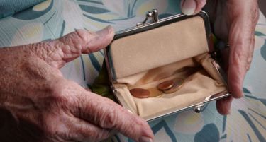 Македонците со најниска просечна плата, доволна ли е за да се истурка месецот?