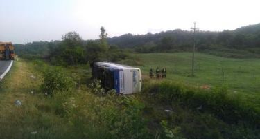 ФОТО: Се преврте автобус во Србија, загинаа 5 словачки туристи
