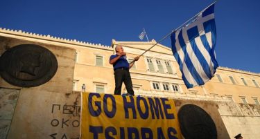 Грците незадоволни бараат оставка од премиерот Ципрас