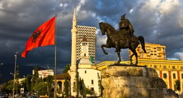 Статусот кандидат на Албанија виси на конец?