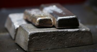 Зошто инвеститорите треба внимателно да го следат и среброто?