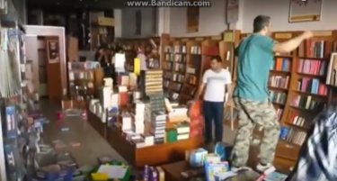 ВИДЕО+ФОТО: Поддржувачите на Ердоган упаѓаат во книжарници, уништуваат книги на Ѓулен