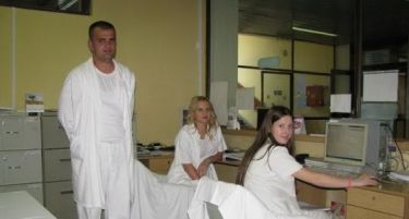 ФОТО: Половина ден е лекар, а потоа работи на поле