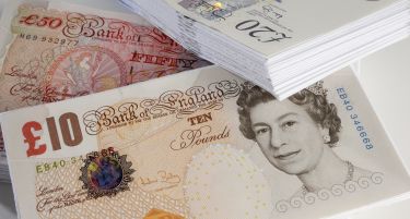 Фунтата „потона“ под притисок на Брегзит