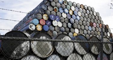 Цената на нафтата останува на тримесечно дно