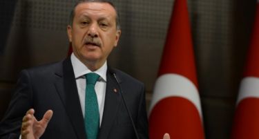 ФОТО+ВИДЕО: Ердоган се врати во Истанбул и најави „чистка“ во армијата