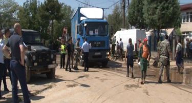 Политичка парада, заглавена хуманитарна помош!