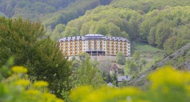 Природата на дланка со Станбениот комплекс Маврово