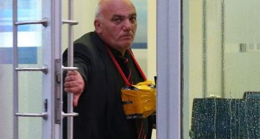 ФОТО+ВИДЕО: Маж во банка во Москва се заканува дека ќе активира бомба