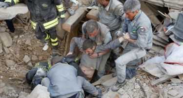 (ВИДЕО) СНИМКИ ОД БЕЗБЕДНОСНИ КАМЕРИ: Силно тресење на земјотресот во Италија