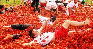 ФОТО: Шпанија целата црвена, илјадници луѓе ќе фрлаат домати
