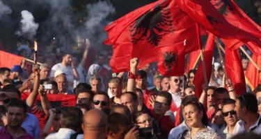 Порака од протест во Тирана: Албанците треба да земаат земја на Балканот, а не да даваат