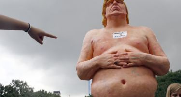 (ВИДЕО-ФОТО) КОЈ И ЗОШТО ГИ ПОСТАВИ: Голи статуи од Доналд Трамп никнаа ширум САД