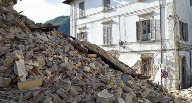 215 лица се спасени од урнатините по земјотресот во Италија
