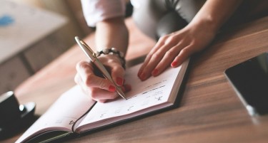 Заработила 48.000 фунти смислувајќи имиња на деца