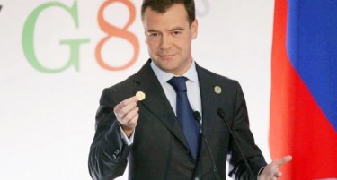 Русија нема да печати повеќе пари за економски бум, ветува Медведев